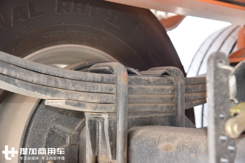 轻量化牵引车德龙x3000大梁整体图,德龙x3000前四后八轻量化大梁