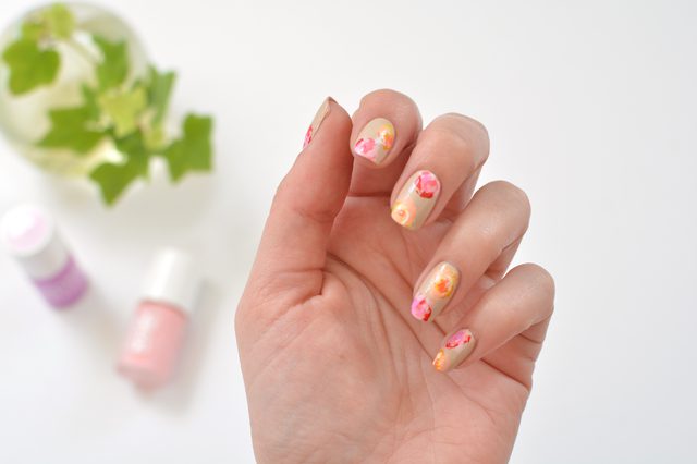 复古玫瑰花美甲图片,复古水彩玫瑰美甲新中式