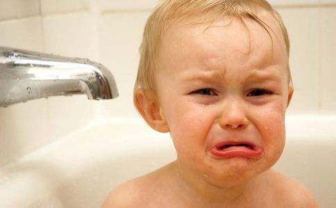 4岁孩子游泳害怕最好的解决方法,小孩第一次游泳害怕怎么办