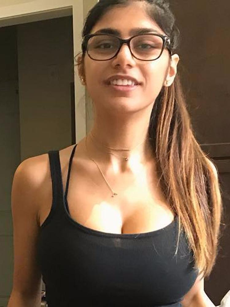 卡莉法观看曲棍球的时候意外被球击中她的隐私部位，被迫“放气”