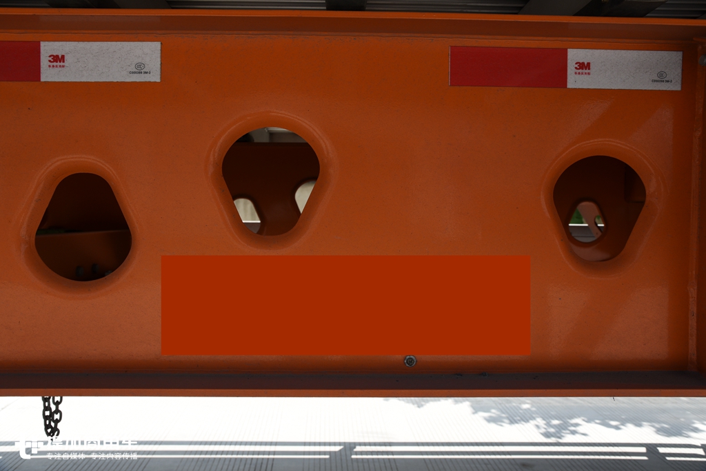 轻量化牵引车德龙x3000大梁整体图,德龙x3000前四后八轻量化大梁