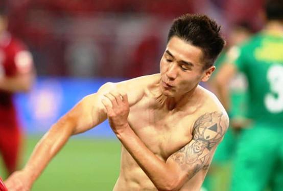 韦世豪一脚踢进自家球门,韦世豪乌龙国安完整版