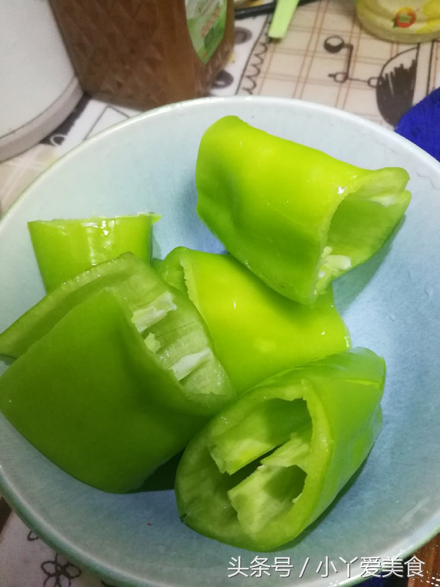 东北烀豇豆肉皮咸菜做法,东北烀地瓜梗咸菜教程