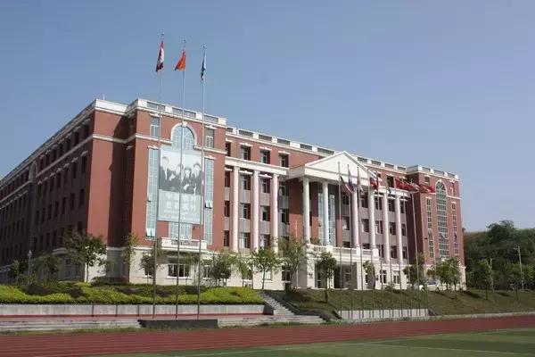 重庆这些“土豪”学校,从幼儿园开始就读不起了……