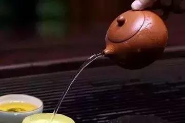 紫砂壶出水不畅记得这些小妙招,紫砂壶壶嘴出水偏右可以修复吗