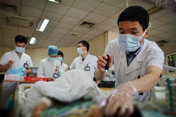 女大学生昏迷14天,女大学生晕倒众人救