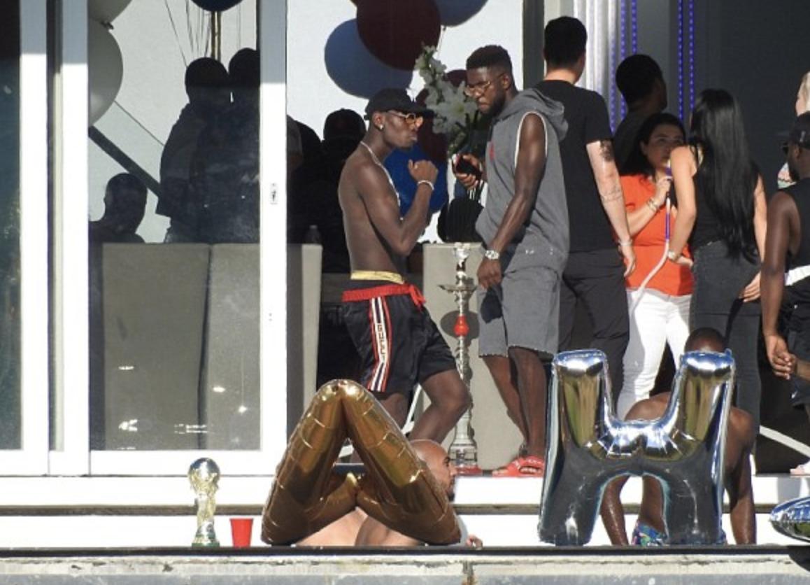 乐不思蜀！世界杯冠军博格巴办泳池party，光头美女抢镜