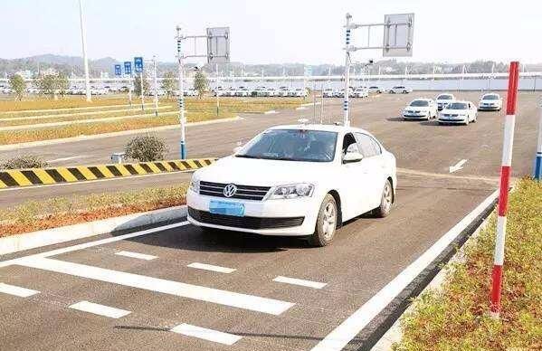 学员考试科目二发生车祸教练死亡,考科目二撞坏考试车