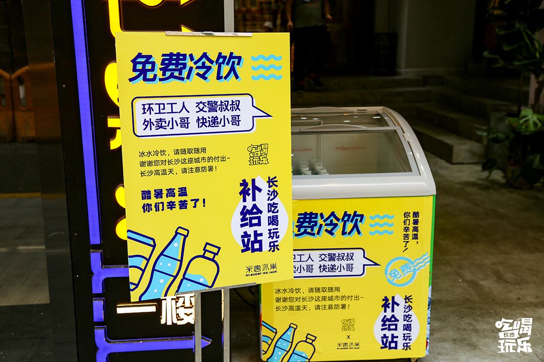 40度高温下一群人出现在街头,三十八度高温街头