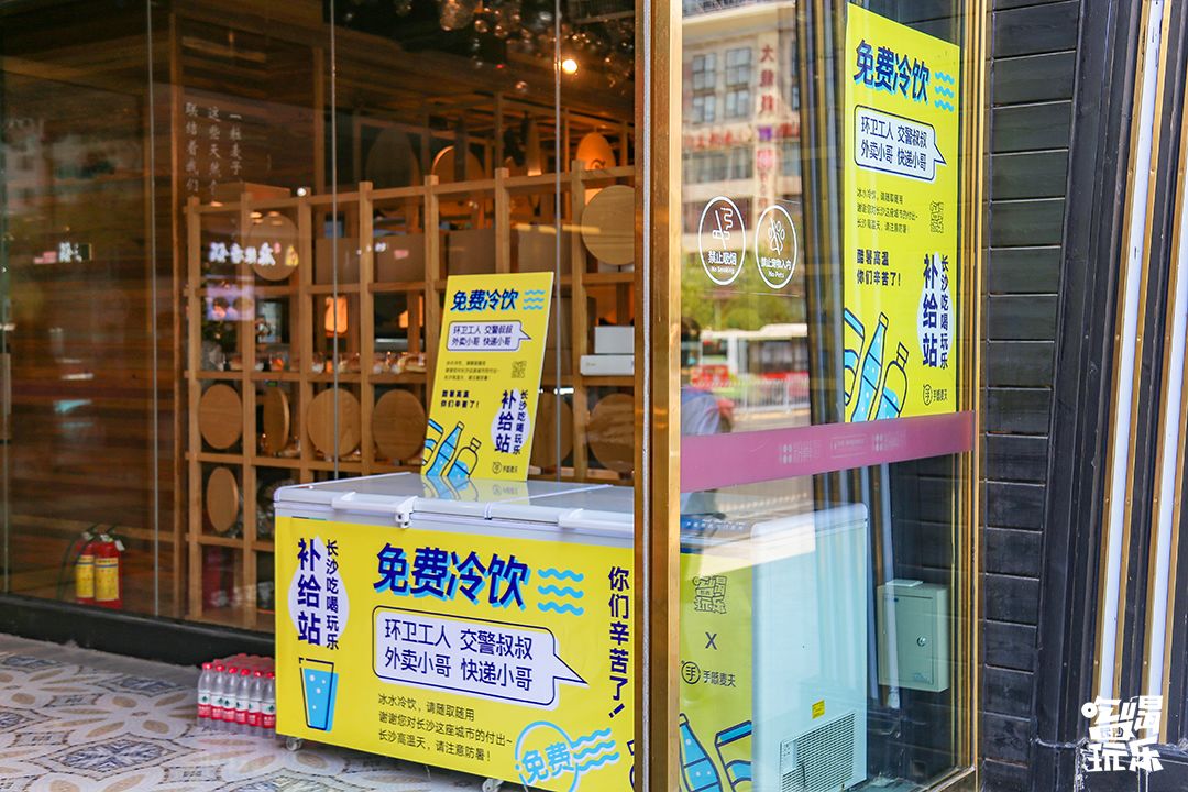 40度高温下一群人出现在街头,三十八度高温街头