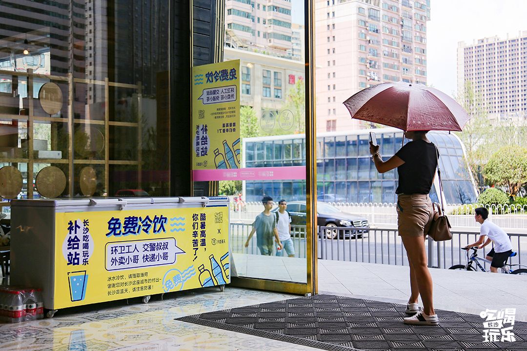 40度高温下一群人出现在街头,三十八度高温街头