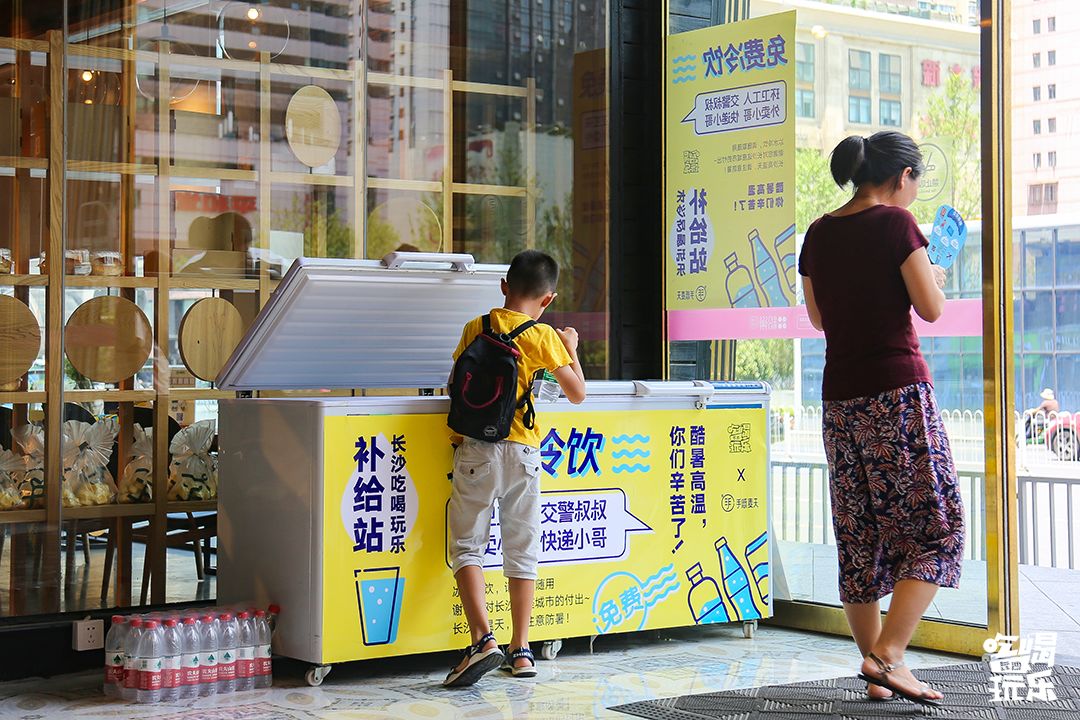 40度高温下一群人出现在街头,三十八度高温街头