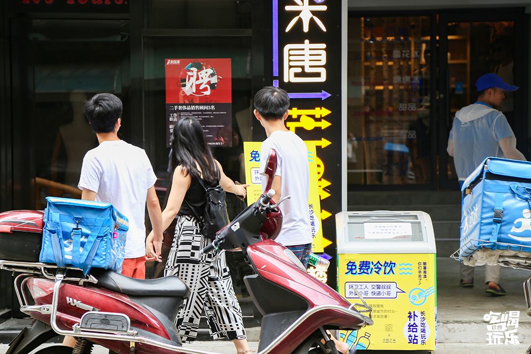 40度高温下一群人出现在街头,三十八度高温街头