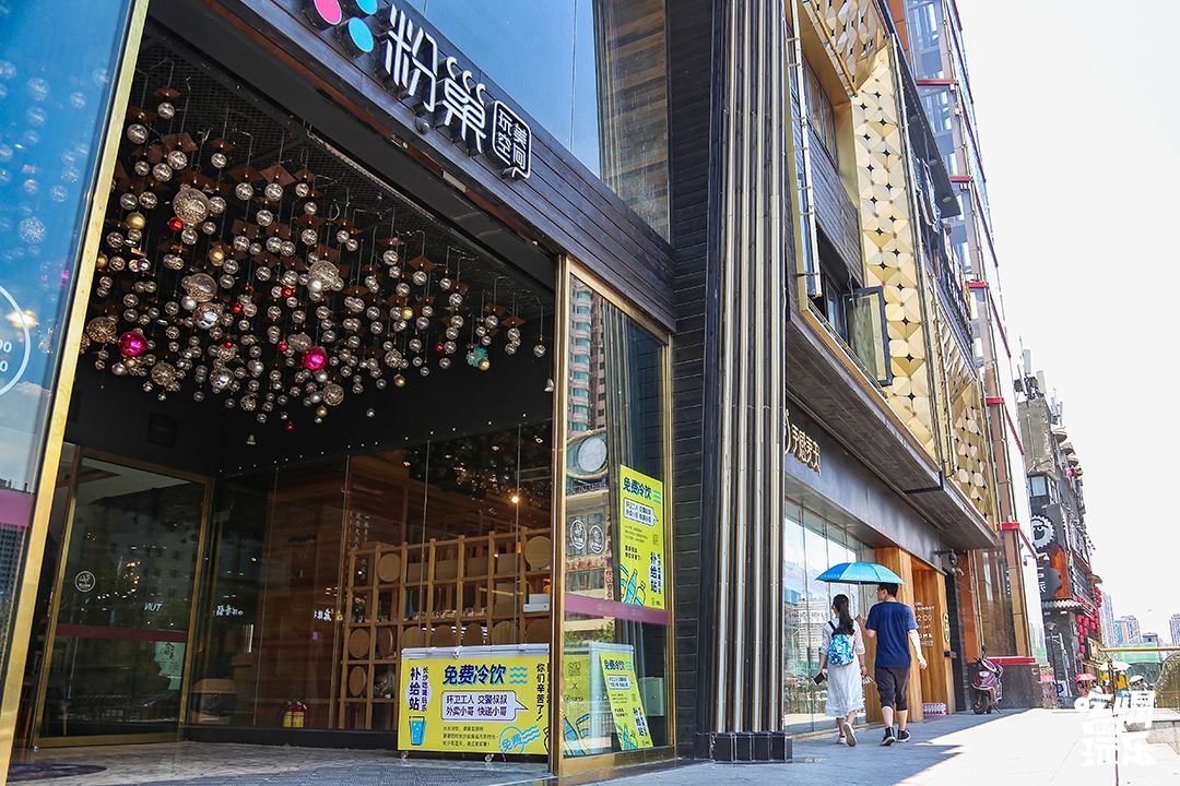 40度高温下一群人出现在街头,三十八度高温街头