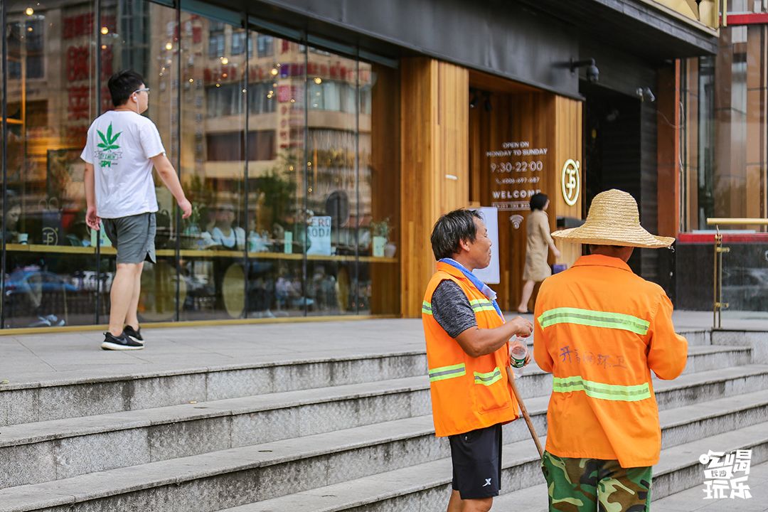 40度高温下一群人出现在街头,三十八度高温街头