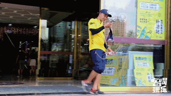 40度高温下一群人出现在街头,三十八度高温街头