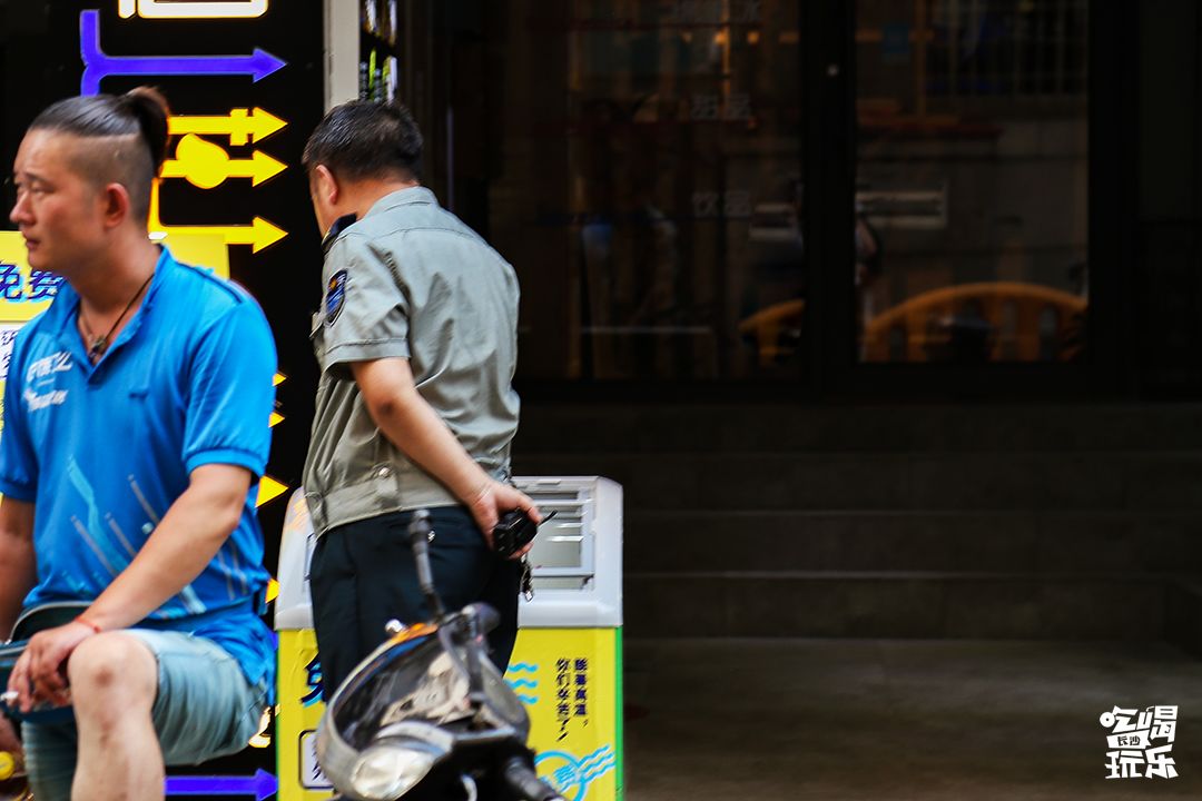 40度高温下一群人出现在街头,三十八度高温街头