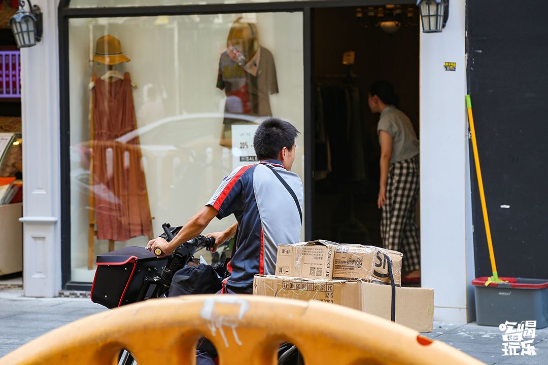 40度高温下一群人出现在街头,三十八度高温街头