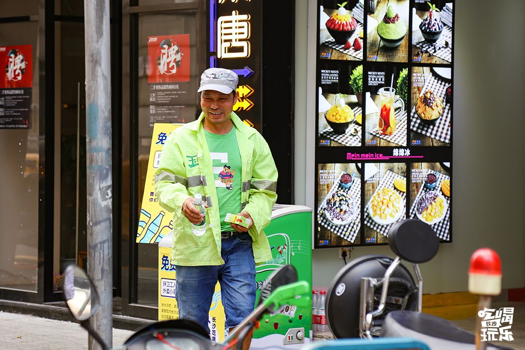 40度高温下一群人出现在街头,三十八度高温街头