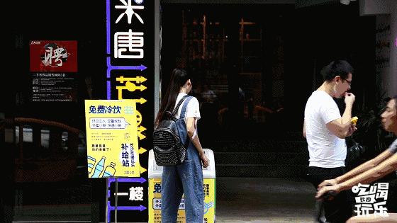 40度高温下一群人出现在街头,三十八度高温街头