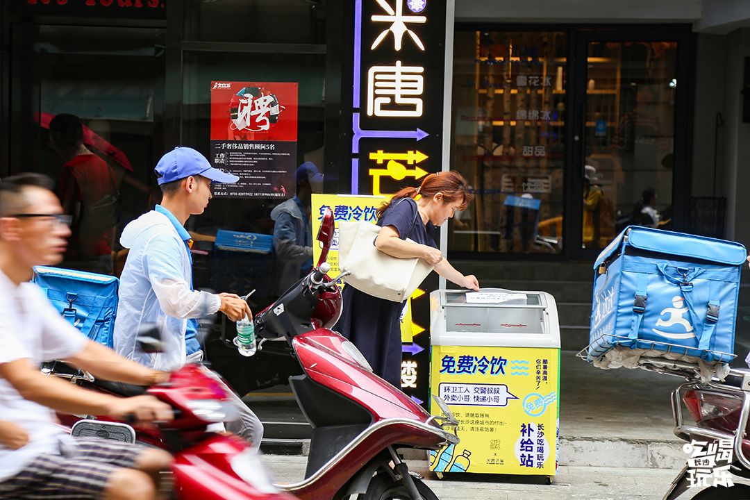 40度高温下一群人出现在街头,三十八度高温街头