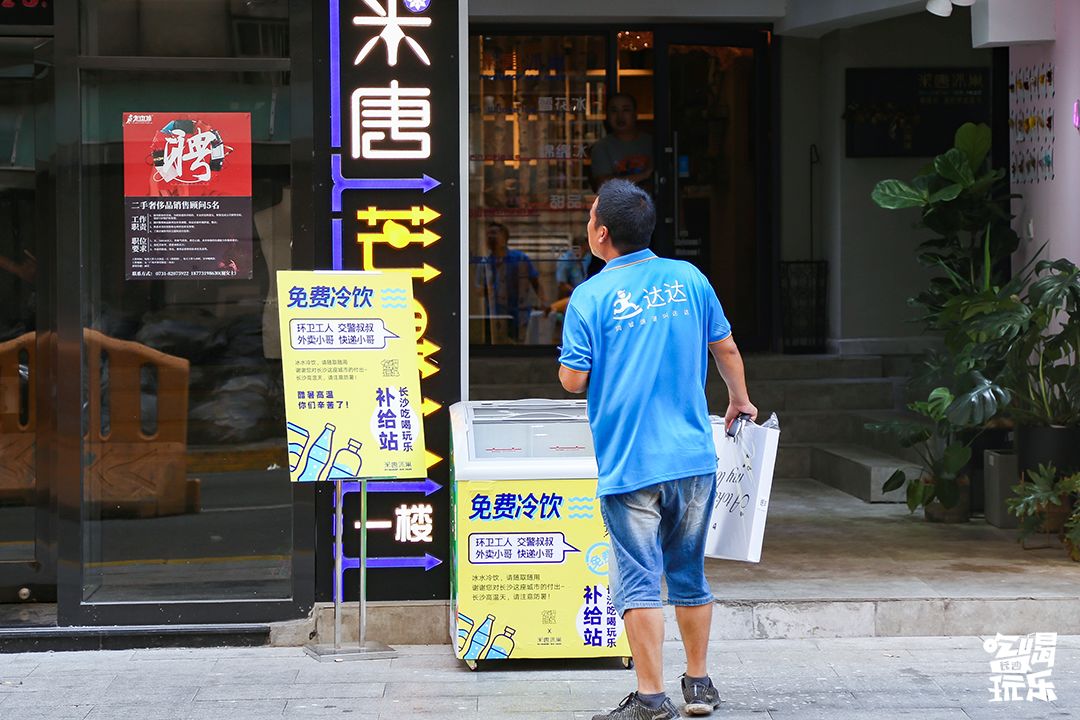 40度高温下一群人出现在街头,三十八度高温街头