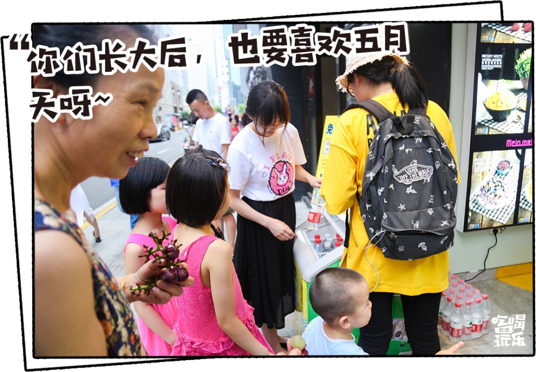 40度高温下一群人出现在街头,三十八度高温街头