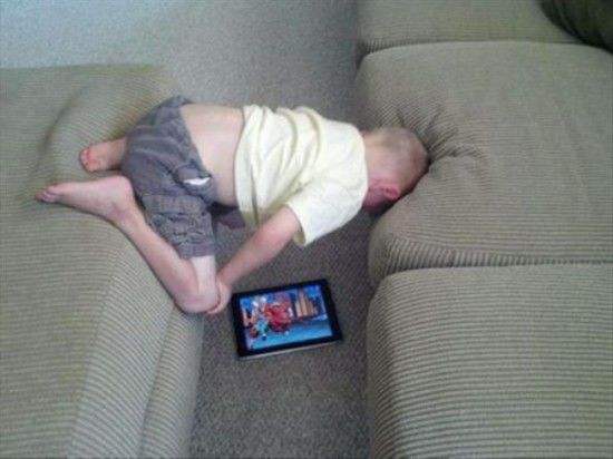 一位教授给孩子批改作业,一个老师给学生发试卷