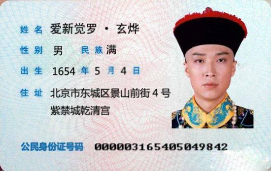 一位教授给孩子批改作业,一个老师给学生发试卷