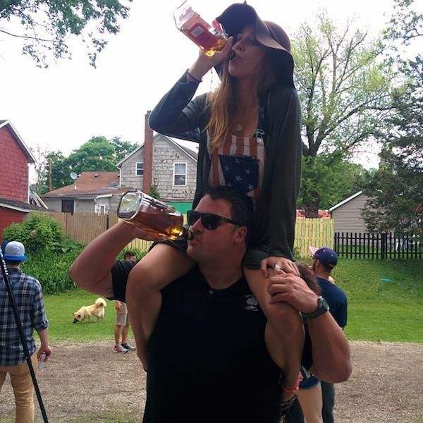 一位教授给孩子批改作业,一个老师给学生发试卷