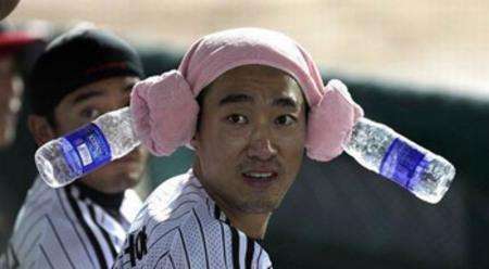 一位教授给孩子批改作业,一个老师给学生发试卷