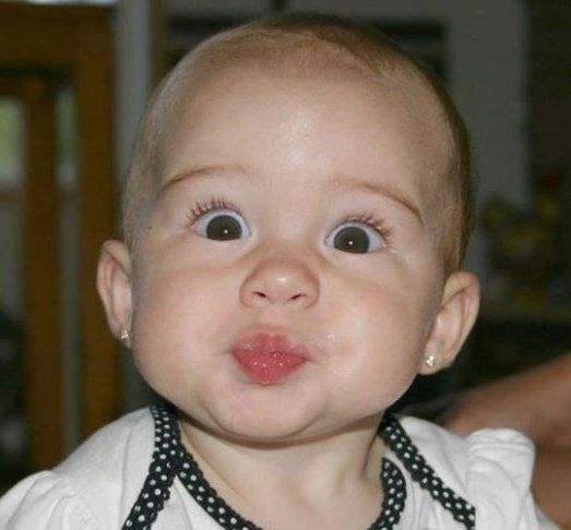 一位教授给孩子批改作业,一个老师给学生发试卷