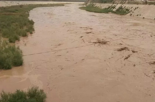 *徽警**照耀，送别英雄远行