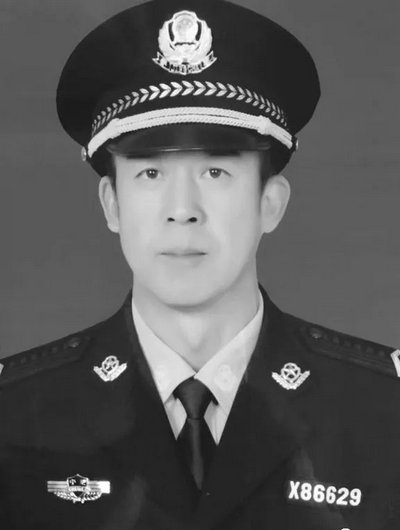 *徽警**照耀，送别英雄远行