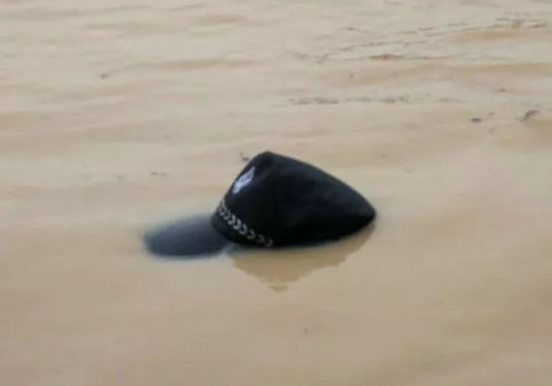 *徽警**照耀，送别英雄远行