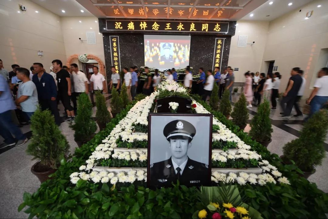 *徽警**照耀，送别英雄远行