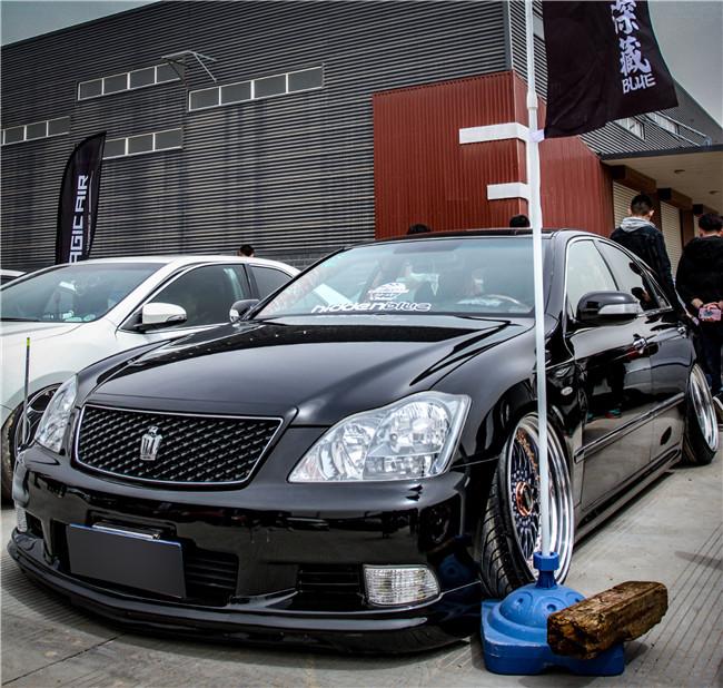 白外黑内反差强烈，为了成为VIP大佬车友竟将两部皇冠“合二为一”