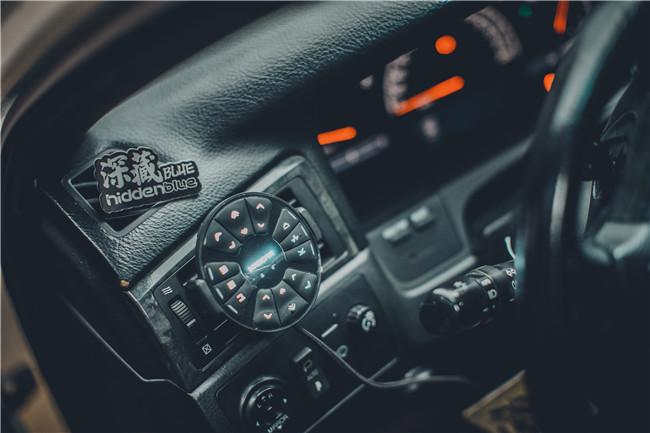 白外黑内反差强烈，为了成为VIP大佬车友竟将两部皇冠“合二为一”