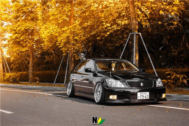 白外黑内反差强烈，为了成为VIP大佬车友竟将两部皇冠“合二为一”