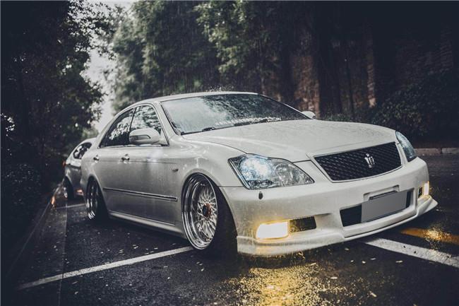 白外黑内反差强烈，为了成为VIP大佬车友竟将两部皇冠“合二为一”