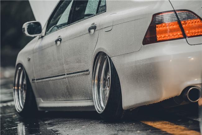 白外黑内反差强烈，为了成为VIP大佬车友竟将两部皇冠“合二为一”