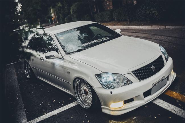 白外黑内反差强烈，为了成为VIP大佬车友竟将两部皇冠“合二为一”