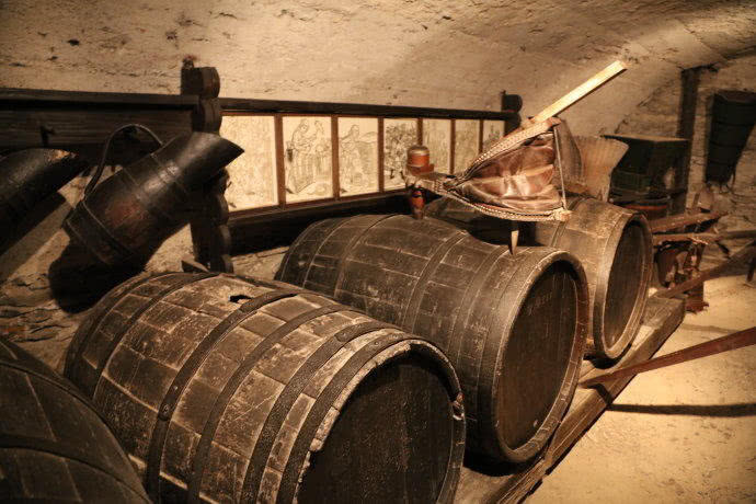 德国这个中世纪古堡，厕所正对餐厅，墙上挂着贞操带！