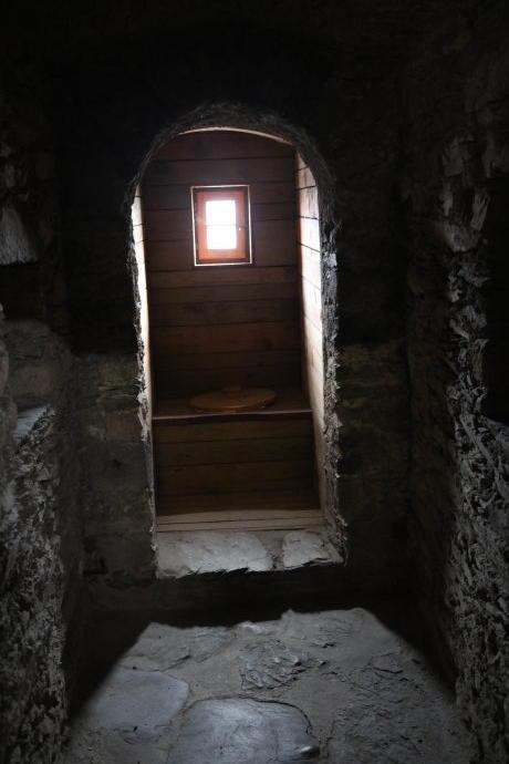 德国这个中世纪古堡，厕所正对餐厅，墙上挂着贞操带！