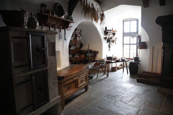 德国这个中世纪古堡，厕所正对餐厅，墙上挂着贞操带！