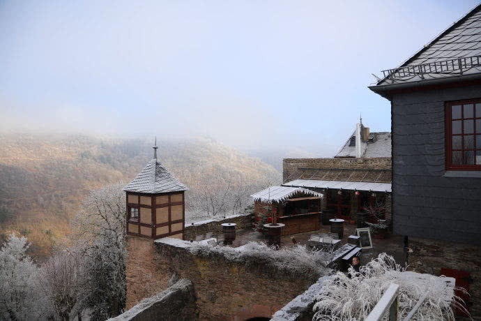 德国这个中世纪古堡，厕所正对餐厅，墙上挂着贞操带！