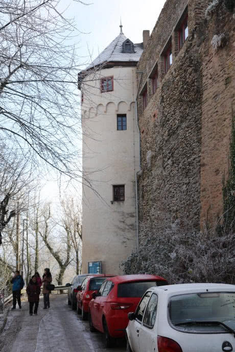 德国这个中世纪古堡，厕所正对餐厅，墙上挂着贞操带！