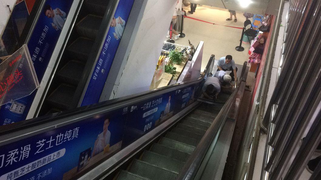 广西小孩被电梯夹住,某商场电梯吃人事件