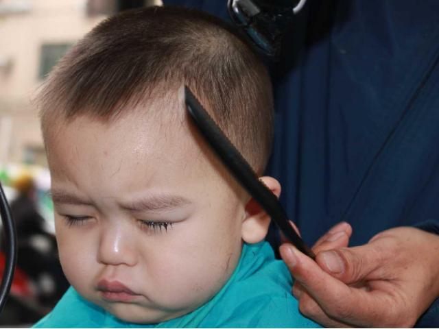 宝宝头皮有痱子需要剃头发吗,宝宝头上起痱子要不要剃头发