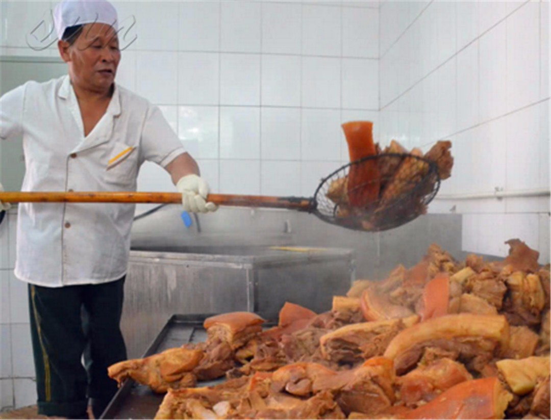 河南一单位食堂的大叔独创牛皮火烧，一个9两让你吃饱